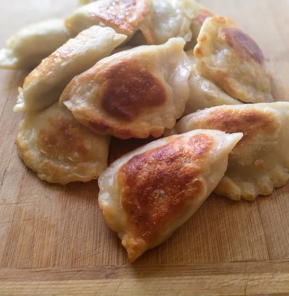 Goed Gekookt Gebakken Dumplings Houten Cutter — Stockfoto