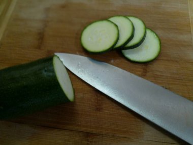 Przecita cukinia z kawakami pokrojonymi noem