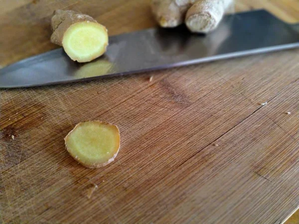 Jengibre Una Tabla Madera Con Cuchillo Cocina Fondo —  Fotos de Stock