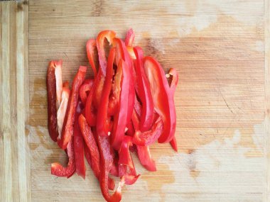 Tahtada kırmızı biber kesiği