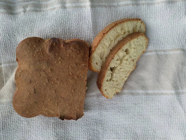 Hausgemachtes Brot Auf Einem Hintergrund Aus Einem Tuch — Stockfoto