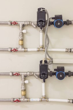 Su besleme sistemi. Boru evin sıcak ve soğuk su temini için dağıtma