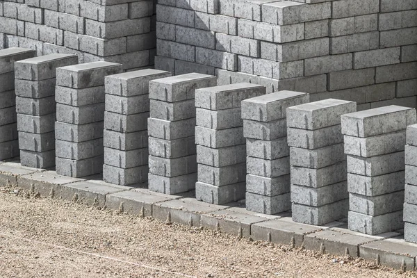 Kaldırım döşeme, doğru bir şekilde koymak ve döşeme için hazırlanan taş bloklar.