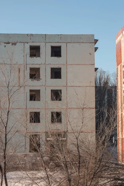harabeler. çöken beş kat panel ev. pencere ve kapı eksikliği. terk edilmiş konut harap.