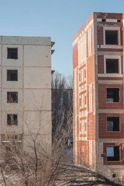 harabeler. çöken beş kat panel ev. pencere ve kapı eksikliği. terk edilmiş konut harap.