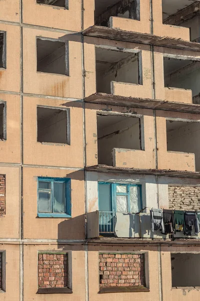 prefabrik ev tek bir nüfuslu daire ile terk.