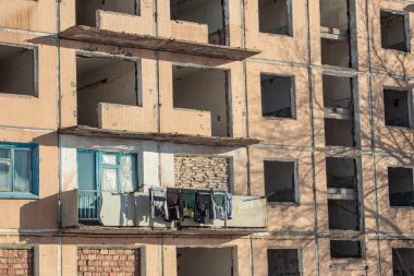 prefabrik ev tek bir nüfuslu daire ile terk.