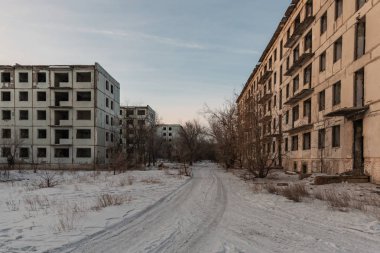 terk edilmiş evleri arasında yol ile bahçesinde