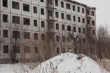 çöken beş kat panel evler. berbat. Bina harap.