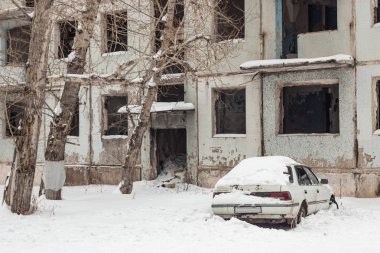 terk edilmiş evlerin Bahçedeki araba karla kaplı. sığ derinlik 