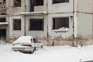 terk edilmiş evlerin Bahçedeki araba karla kaplı. sığ derinlik 