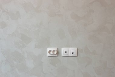 beyaz soketleri ve duvardaki anahtarlar tamir ediliyor