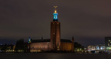 Bir gece resmi Stockholm City Hall eski şehirden alınan.