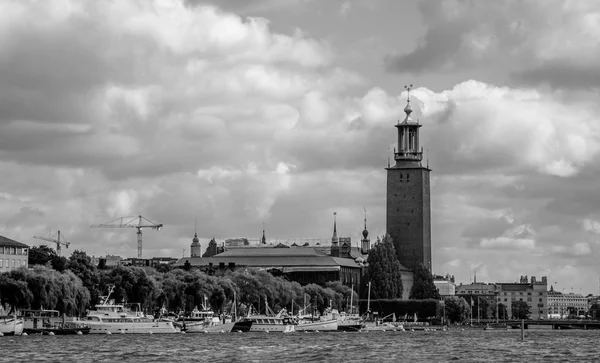 Una Foto Blanco Negro Del Ayuntamiento Estocolmo Tomada Bahía — Foto de Stock