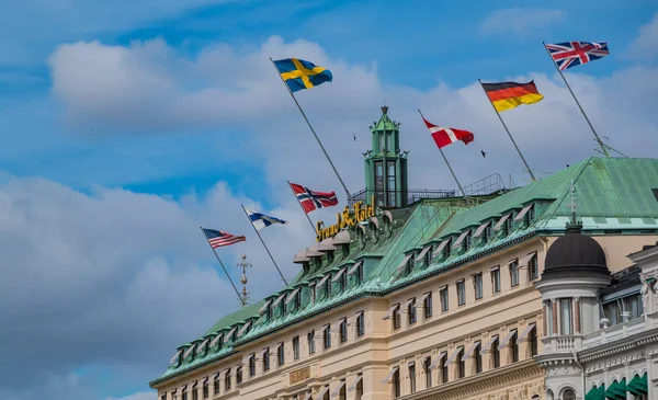 Grand Hotel bazı ülke bayrakları ile üst bölümünde bir resim.