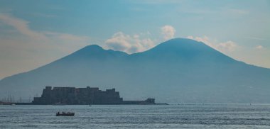Castel dell'Ovo Vezüv tarafından gölgeli bir resim.
