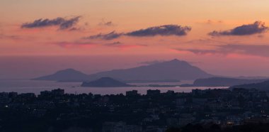 Napoli'den görüldüğü gibi mesafe Procida Island resmini.