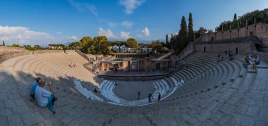 Büyük tiyatroda Pompeii bir panoraması (soğuması geniş-açı mercek).