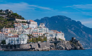 Küçük kasaba Amalfi, Amalfi Coast Doğu tarafında bir resim.