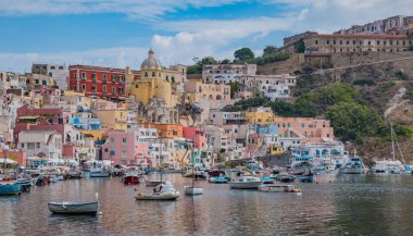 Marina della Corricella, Procida, Napoli renkli sahil alanının resmi.