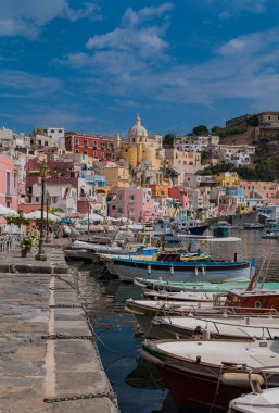Marina della Corricella, Procida, Napoli renkli sahil alanının resmi.