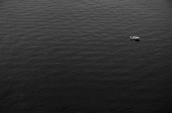 Deniz Çokluk Içinde Yalnız Bir Küçük Balıkçı Teknesi Siyah Beyaz — Stok fotoğraf