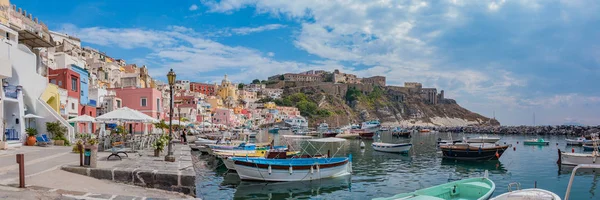 Marina della Corricella, Procida, Napoli renkli gezinti panorama fotoğrafı.
