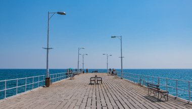 Geniş bir iskele, Limasol'da bir resim.