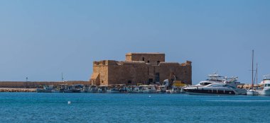 Plaj alanı alınan Paphos Ortaçağ Kalesi resmi.