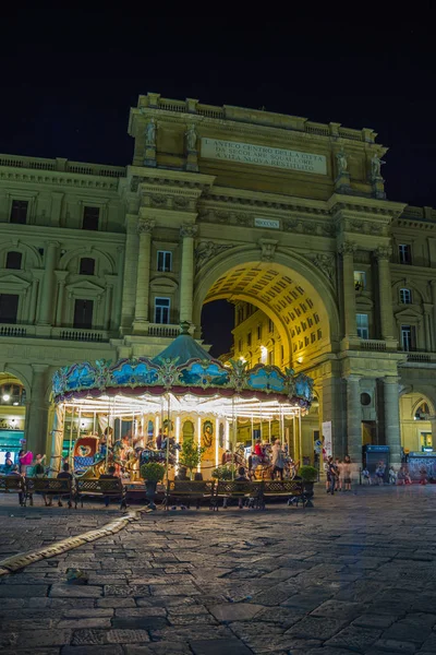Piazza della Repubblica, gece (Florence bir atlıkarıncaya resmini).