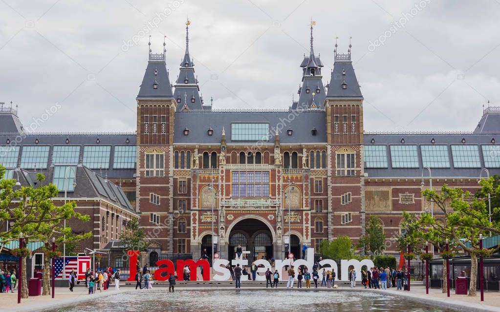 A picture of the (now removed) I amsterdam sign in front of the Rijksmuseum.