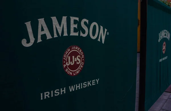 Jameson Damıtımevinde Sergilenen Yeşil Bir Pankartın Resmi Dublin — Stok fotoğraf