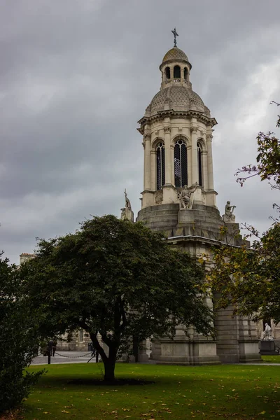 Une Photo Trinity College Campanile Vue Jardin — Photo