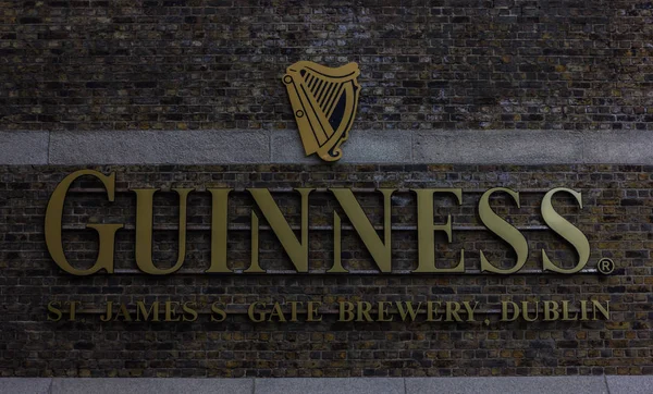 Uma Foto Sinal Guinness Storehouse Exposição Edifício Tijolos Dublin — Fotografia de Stock