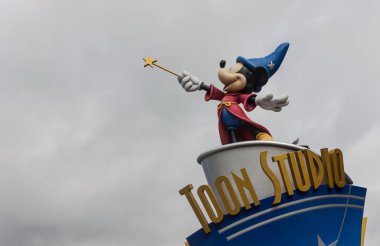 Mickey Mouse, Disneyland Paris içinde bir Toon stüdyo işaret üstündeki bir büyücü olarak heykeli resmini.