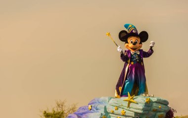 Disneyland Paris bir geçit töreni sırasında birisi bir resmi olarak Miki fare, giyinmiş.