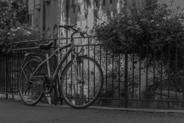 Küçük Venedik alanında Colmar yakınındaki Park edilmiş bir bisiklet siyah beyaz resmi.