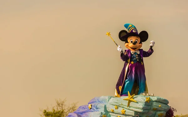 Una Foto Alguien Vestido Como Mickey Mouse Durante Desfile Disneyland —  Fotos de Stock