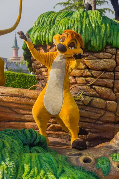 The Lion King film, Disneyland Paris Timon, birisi bir resmi giyinmiş.