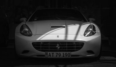 Bir Ferrari California ön görüş siyah beyaz resim.