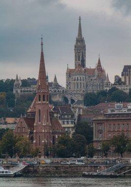 Haşere kenar boşluğundan (Budapeşte görüldüğü gibi Buda iki kilise resmini).