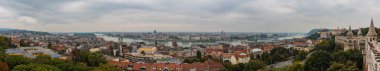 Buda tepeden görüldüğü gibi Budapeşte panorama fotoğrafı.