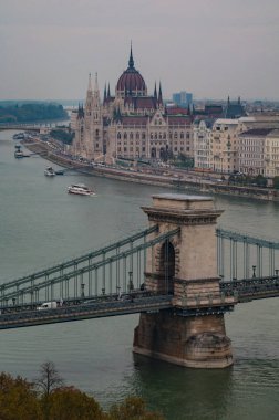 Bir resim iki Budapeşte'nin önemli yerlerinden (Macaristan Parlamentosu'nun ve Szechenyi Lanchid Bridge) olarak görülen Buda Hill.