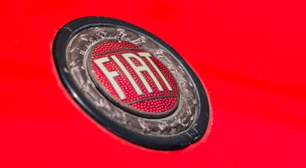 Una Imagen Logotipo Fiat Estilo Antiguo Parte Delantera Coche Clásico — Foto de Stock