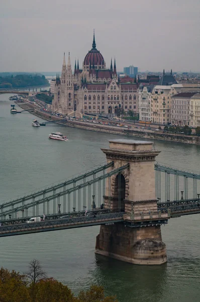 Két Budapest Főbb Látnivalótól Magyar Országgyűlés Széchenyi Lánchíd Híd Látható — Stock Fotó