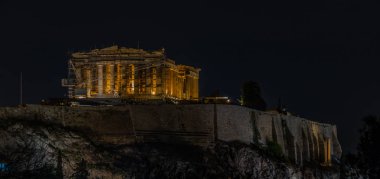 Akropolis 'teki Partenon' un bir resmi, gece aydınlandı (Atina).