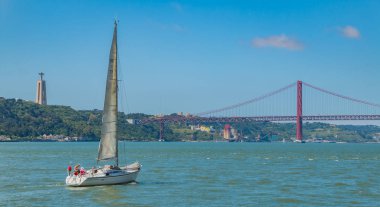 Tagus Nehri ve onun ana simge yapılar (Cristo Rei heykel ve 25 de Abril köprü), Lizbon resmini.