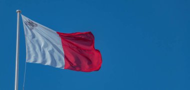 Malta bayrak havada sallayarak resmini.