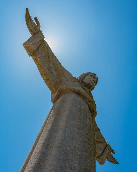 Een Foto Van Het Cristo Rei Standbeeld Almada Aan Overkant — Stockfoto