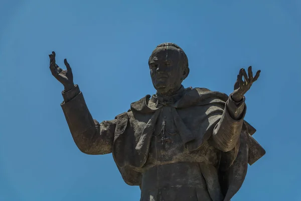 Een Foto Van Het Standbeeld Van Paus Johannes Paulus Binnenplaats — Stockfoto